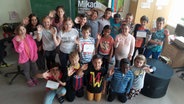 Die Kinder der Klasse 4c der Fichteschule Hannover posieren für ein Klassenfoto. © NDR Foto: Jantje Fischhold