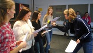 NDR Producerin Sabine Korbmann macht mit Schülerinnen am Gymnasium Ernestinum Sprachaufnahmen. © NDR Foto: Michael Draeger