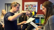 Producer Marko Pauliu macht Sprachaufnahmen mit einer Schülerin der 11. Klasse der Fridtjof-Nansen-Schule in Flensburg. © NDR Foto: Claudio Campagna