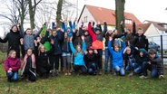 Die Kinder der Klasse 4c der Fichteschule Hannover posieren für ein Klassenfoto. © NDR Foto: Florian Jacobsen