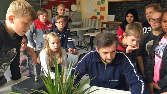 Schüler der Oberschule Söhlde schauen Producer Philipp Kettenmann am Computer über die Schulter. © NDR Foto: Janine Lüttmann