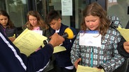 Kinder der Klasse 6c der Gemeinschaftsschule Mölln machen Sprachaufnahmen. © NDR Foto: Janine Lüttmann