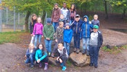 Die Kinder der Klasse 4a der Grundschule Schnuckendrift posieren auf einem Klettergerüst für ein Klassenfoto. © NDR Foto: Jantje Fischhold