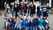 Die Kinder der Klasse 6b vom Gymnasium Trittau posieren für ein Klassenfoto. © NDR Foto: Florian Jacobsen
