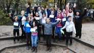 Die Kinder der Klasse 4c Max-Brauer-Schule Hamburg posieren für ein Klassenfoto. © NDR Foto: Florian Jacobsen