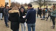 Schüler machen auf dem Schulhof Tonaufnahmen mit NDR Producer Marko Pauli. © NDR Foto: Anthrin Warnking