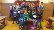 Die Kinder der Klasse 4c der Kath. Schule am Weiher in Hamburg posieren für ein Klassenfoto. © NDR Foto: Jantje Fischhold