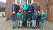 Die Kinder der Klasse 6a der Heinrich-Hertz-Schule in Hamburg posieren für ein Klassenfoto. © NDR Foto: Jantje Fischhold