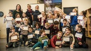 Die Adlergruppe der Grundschule Rellinger Straße posiert für ein Gruppenfoto. © NDR Foto: Ray Nher