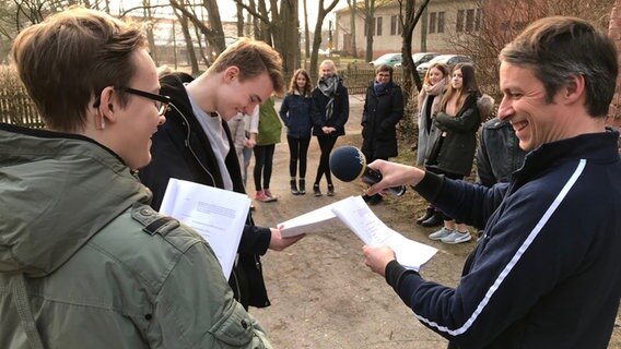 Schüler der Freien Waldorfschule Benefeld machen Sparchaufnahemn mit Producer Marko Pauli. © NDR Foto: Claudio Campagna