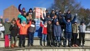 Schülerinnen und Schüler der 4.Klasse an der Grundschule "Regenbogen" in Mirow posieren auf dem Schulhof für ein Gruppenbild. © NDR Foto: Florian Jacobsen