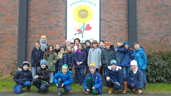 Die "Pinguine" der 3. Klasse der Grundschule Neuengörs posieren für ein Gruppenbild. © NDR Foto: Jantje Fischhold
