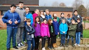 Die Kinder der Klasse 4a der Grundschule Hallermund posieren für ein Klassenfoto. © NDR Foto: Florian Jacobsen