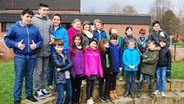 Die Kinder der Klasse 4a der Grundschule Hallermund posieren für ein Klassenfoto. © NDR Foto: Florian Jacobsen