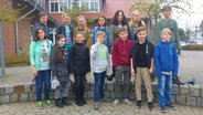 Kinder der sechsten Klassen der Oberschule Bohmte posieren für ein Klassenfoto. © NDR Foto: Jantje Fischhold