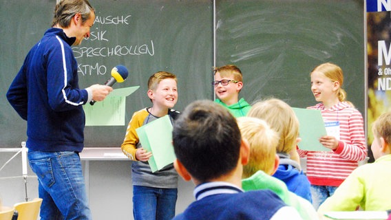 NDR Mitarbeiter Marko Pauli macht Tonaufnahemn mit Schülern der 4.Klasse an der Grundschule Thuine. © NDR Foto: Florian Jacobsen
