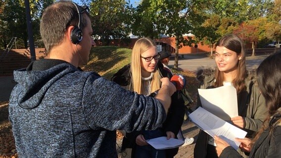 Wulf Schnaase macht Sprachaufnahmen mit Schülerinnen. © NDR Foto: Juliane Bergmann