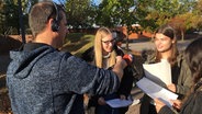Wulf Schnaase macht Sprachaufnahmen mit Schülerinnen. © NDR Foto: Juliane Bergmann