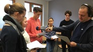 Schülerinnen und Schüler der Klasse 9c machen Sprachaufnahmen mit NDR Producer Alexander Gerhardt. © NDR Foto: Juliane Bergmann
