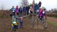 Klasse 3a, Grundschule Timmerlah in Braunschweig, posiert auf einem Klettergerüst. © NDR Foto: Jantje Fischhold