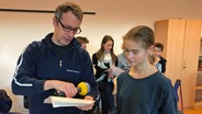 Marko Pauli macht Sprachaufnahmen mit einer Schülerin. © NDR Foto: Anthrin Warnking