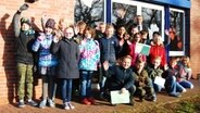 Klasse 4 der Peter-Lehmann-Schule mit dem Bürgermeister der Gemeinde Großenkneten, Herrn Schmidtke. © NDR Foto: Anthrin Warnking