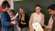 Christine Dreyer macht Sprachaufnahmen mit Schülern der Medienklasse an der Stadtteilschule am Heidberg. © NDR Foto: Juliane Bergmann
