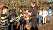 Alexander Gerhardt macht Sprachaufnahmen mit Schülern der Klasse 4a der Gartenstadtschule Neumünster. © NDR Foto: Janine Lüttmann