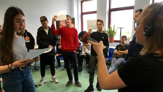Schülerinnen und Schüler der Klasse 9 des Albert-Einstein-Gymnasiums Neubrandenburg machen Sprachaufnahmen. © NDR Foto: Juliane Bergmann