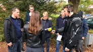 Gymnasium Winsen: Jugendliche der Jahrgangsstufe 12 machen Sprachaufnahmen. © NDR Foto: Anthrin Warnking