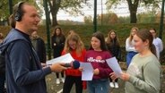 Johannesschule Meppen: Producer Alexander Gerhardt macht Sprachaufnahmen mit Kindern der 8. Klasse. © NDR Foto: Juliane Bergmann