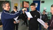 Marko Pauli macht Sprachaufnahmen mit Schülern der Oberschule Berenbostel. © NDR Foto: Juliane Bergmann