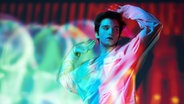 Junger Mann im Neonlicht. © Addictive Stock / photocase.de Foto: Addictive Stock