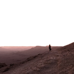 Eine Frau steht in der bergigigen Landschaft der Negev Wüste. © NDR/SilasS/photocase.de Foto: SilasS