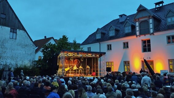 Die Band Flor de Toloache spielt im Hof der Schifffahrtsmuseums in Flesburg auf einer Bühne. © NDR Foto: Peer-Axel Kroeske