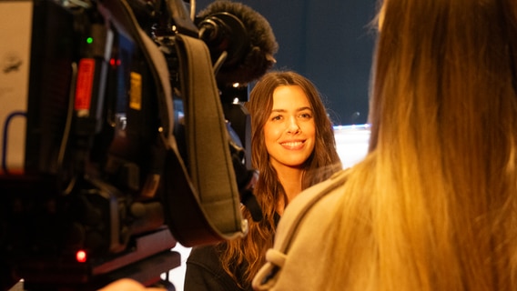 Sängerin Vanessa Mai im Interview vor der Holiday On Ice Premiere in Hamburg © NDR Foto: Jennifer Philipp