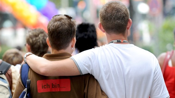 Ein schwules Paar beim Christopher Street Day in Hamburg © picture alliance / dpa 