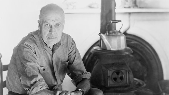 Der amerikanische Maler Edward Hopper (1882-1967) um 1945 in seinem Atelier. © picture alliance / Everett Collection | Courtesy Everett Collection 