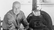 Der amerikanische Maler Edward Hopper (1882-1967) um 1945 in seinem Atelier. © picture alliance / Everett Collection | Courtesy Everett Collection 