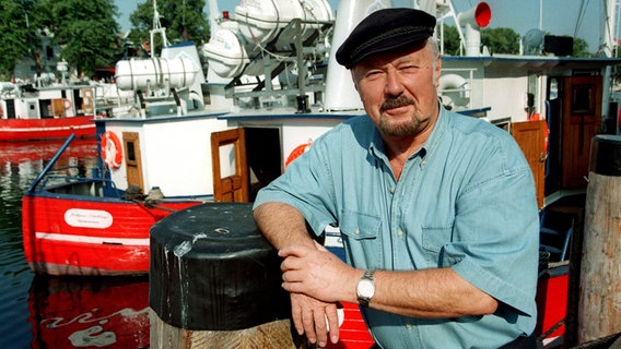 Der DDR-Entertainer Horst Köbbert im Hafen von Warnemünde © dpa/picture-alliance Foto: Bernd Wüstneck