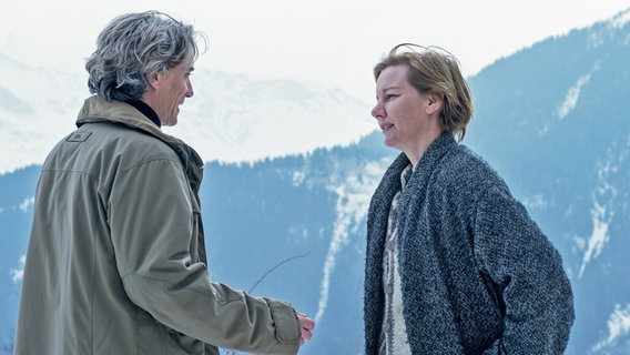 Eine Frau steht im Schnee und spricht mit einem Mann -  im Gerichtsdrama "Anatomie eines Falls" von Justine Triet © Les Films Pelléas-Les Films de Pierre 