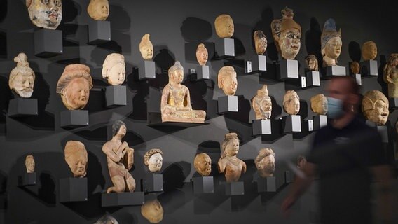 Buddhaköpfe aus China sind im Humboldt Forum ausgestellt. © picture alliance/dpa Foto: Jörg Carstensen