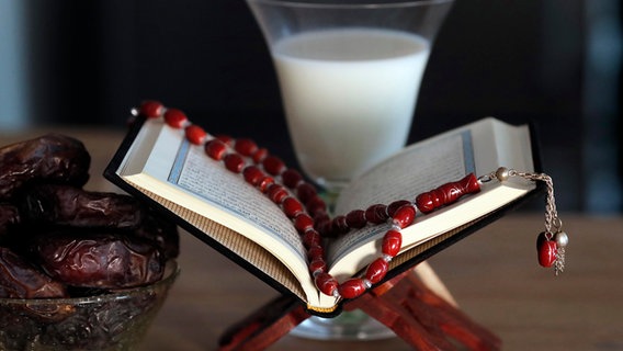 Datteln, Milch und ein Koran stehen auf dem Tisch © picture alliance / Godong Foto: Pascal Deloche
