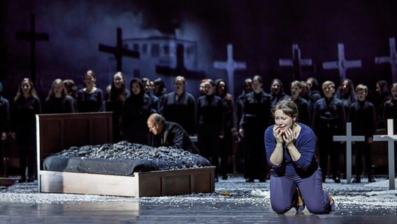 Suor Angelica (Elena Guseva) kniet weinend am Totenbett ihres Sohnes. © Brinkhoff/Mögenburg 