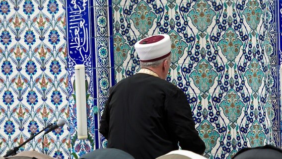 Ein Imam in einer Moschee © picture alliance / dpa 