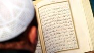 Ein Imam liest im Koran © picture alliance / dpa 