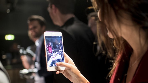 Fans fotografieren an der ersten Influencer-Marketing Konferenz der Schweiz, aufgenommen am Donnerstag, 9. November 2017 in Zuerich. © picture alliance/ KESTONE Foto: ENNIO LEANZA