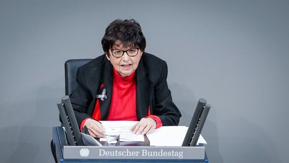 Inge Auerbacher spricht vor dem Deutschen Bundestag © Kay Nietfeld/dpa Foto: Kay Nietfeld