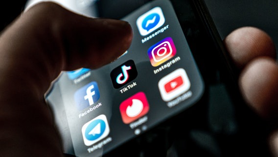 Die App "Instagram" auf einem Handydisplay Die App "Instagram" auf einem Handydisplay © picture alliance / Hollandse Hoogte