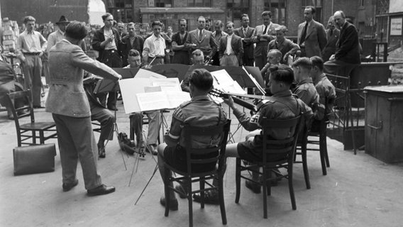 NS-uniformierte Männer spielen Geige © picture alliance/VisualEyze/United Archives | - 
